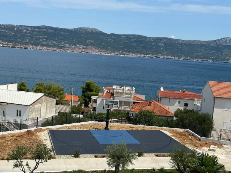 Slatine, otok Čiovo - streetball / 3x3 igralište (u sklopu vile za odmor)