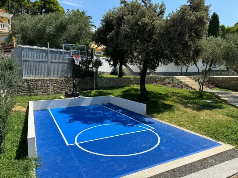 Rab - mini streetball igralište (u sklopu kuće za odmor)